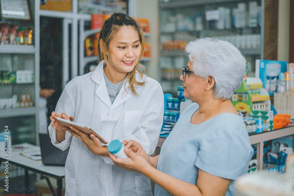 Obraz premium Pharmacist giving advice And advice for patients who come to buy Medicine, Drugs, Vitamins products, according to prescriptions in modern pharmacies.