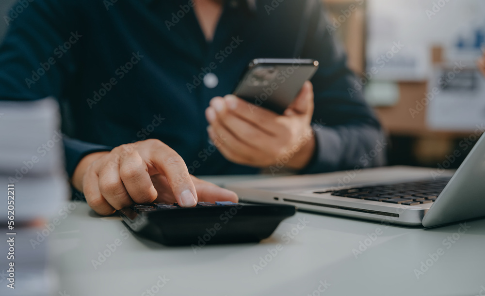 Investors have to calculate investment cost calculator and hold a mobile phone in hand. Investors have to calculate investment cost calculator and hold a mobile phone in hand.