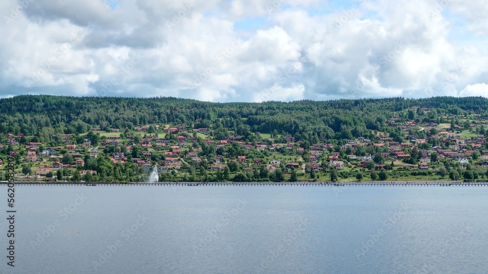 sur les bords du lac Siljan en Suède, église de Rättvik et maisons anciennes en bois