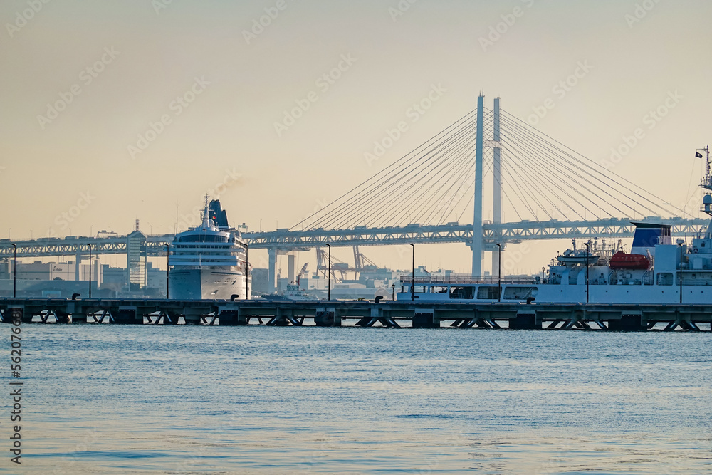 晴れ渡った朝の横浜港　大型客船の着岸