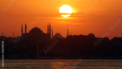 Canvas Print The beautiful Istanbul skyline at sunset from Kadikoy