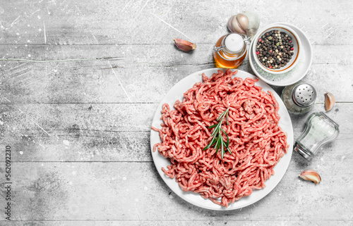Fotografia Raw minced meat with spices and herbs .