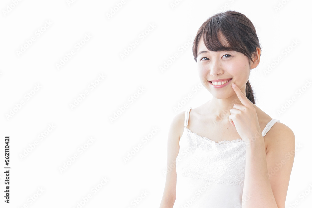 肌のケアをする若い女性 肌のケアをする若い女性