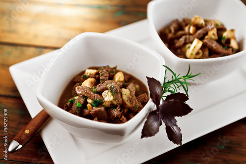Saboroso picadinho de carne com cogumelos ao molho oriental - pedaços de carne bovina com molho madeira © WP!