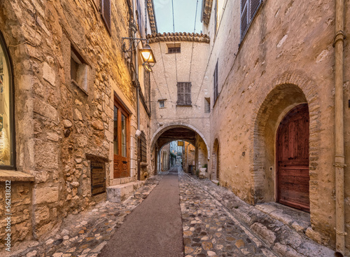 Fototapeta Naklejka Na Ścianę i Meble -  Saint Paul de Vence, France - narrow street with arch