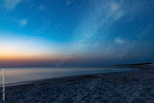 Fototapeta Naklejka Na Ścianę i Meble -  Sternenhimmel in der Abenddämmerung an der Ostseeküste von Ahrenshoop