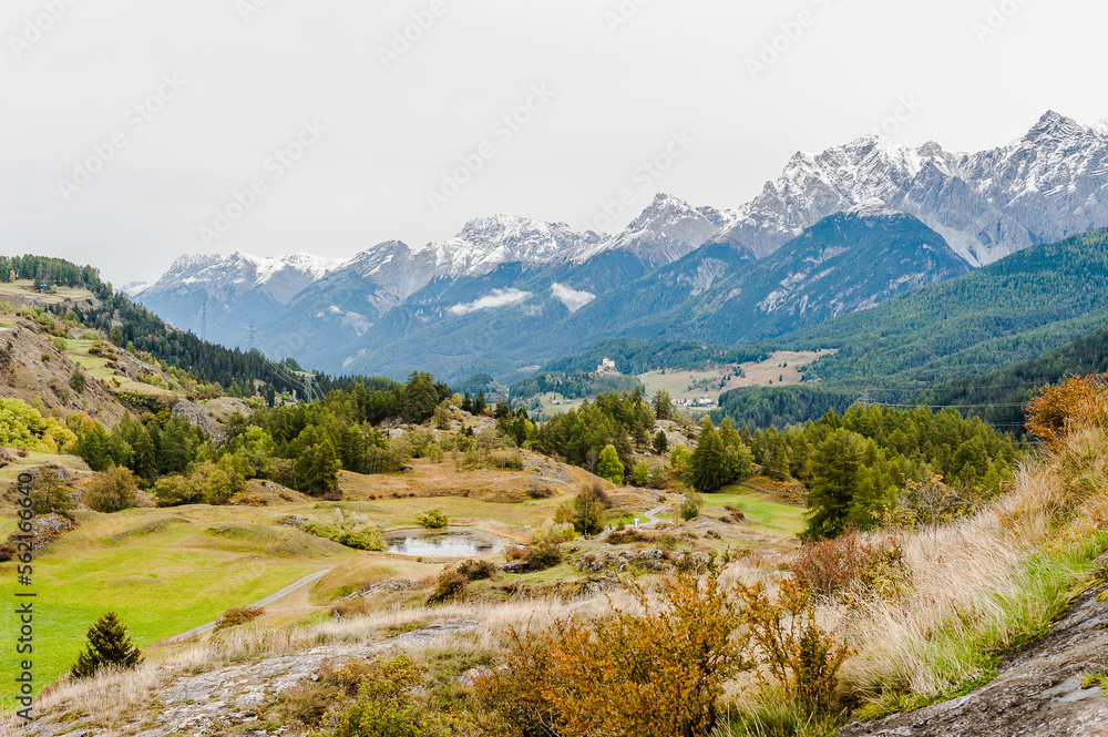 Fototapeta premium Ardez, Dorf, Bergsee, Ruine, Felsen, Unterengadin, Alpen, Graubünden, Wanderweg, Il Lai, Tarasp, Herbst, Herbstfarben, Schweiz