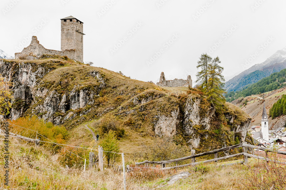 Ardez, Dorf, Kirche, Ruine, Felsen, Kirchturm, Unterengadin, Alpen, Graubünden, Wanderweg, Herbst, Herbstfarben, Schweiz
