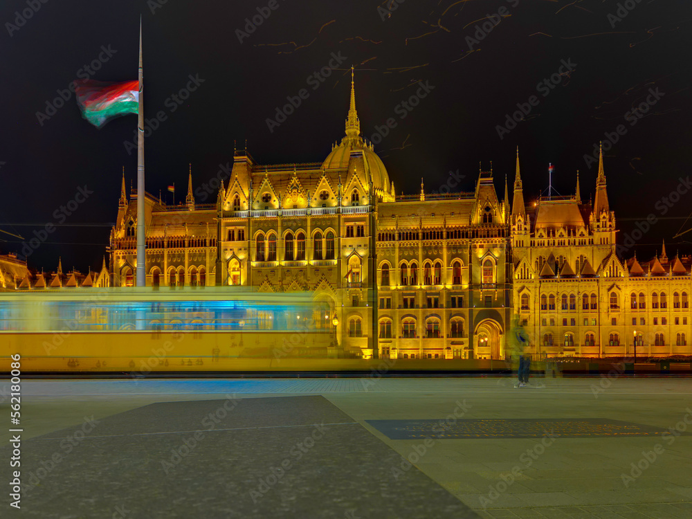 Węgry Budapeszt Stary tramwaj jadący na tle Parlamentu wieczorem  - obrazy, fototapety, plakaty 