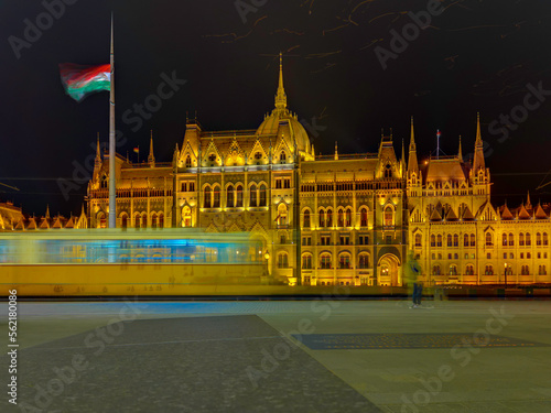 Węgry Budapeszt Stary tramwaj jadący na tle Parlamentu wieczorem 