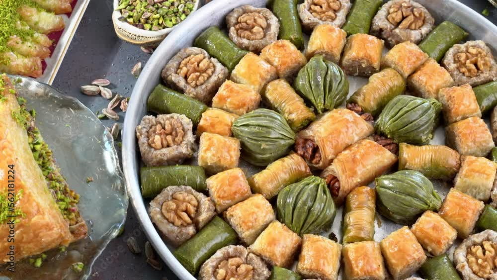 traditional-turkish-baklava-pistachio-pastry-dilberdudagi-ozel-kesim
