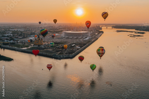 Canvas Print Hot air balloon festival in the summer city at sunset