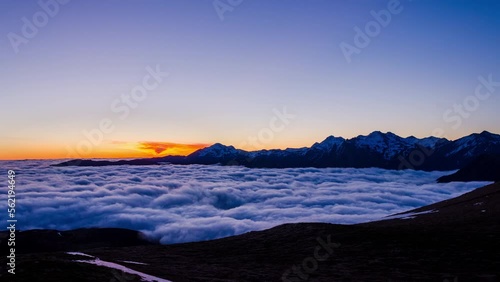 Timelapse lever de soleil mer de nuages montagne pyrénées 4K