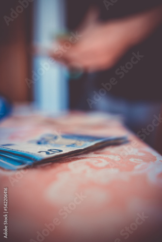 Wallpaper Mural Mann zählt Geldscheine / Euro Torontodigital.ca