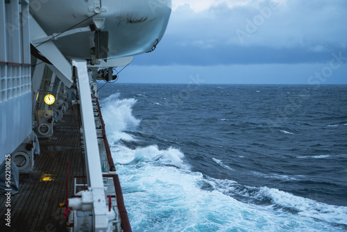 Riesige Wellen bringen ein Kreuzfahrtschiff ordentlich zum schaukeln photo