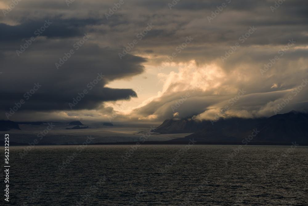 Sonnenuntergang bei anhaltender Mitternachtssonne auf Spitzbergen im Nordatlantik