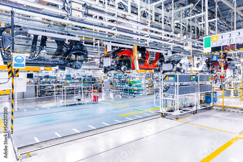 Obraz na płótnie Assembling cars on conveyor line w salonie