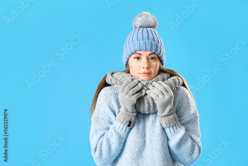 Frozen young woman in winte...
