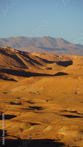 Widok ze szczytu ait ben haddou na przepiękne góry atlas