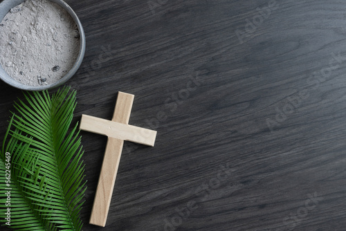 Canvastavla Lent border of palm leaves, cross and bowl of ashes on dark wood with copy space