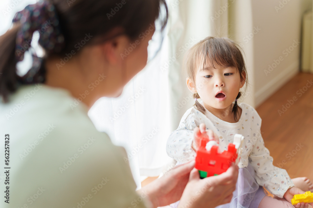 おもちゃで遊ぶ女の子とお母さん おもちゃで遊ぶ女の子とお母さん