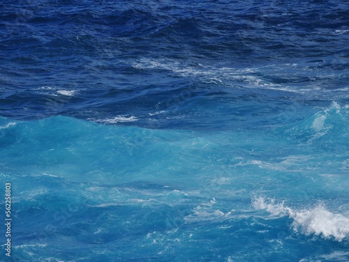 Blaues Meer mit Wellen