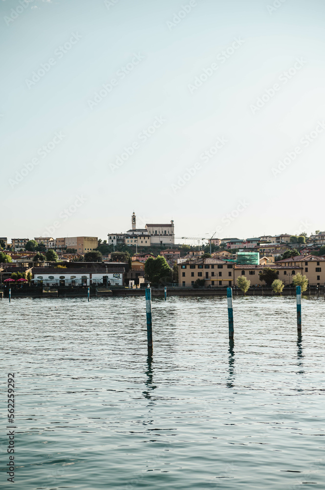 Obraz premium Uferpromenade von Sarnico am Lado 'diseo
