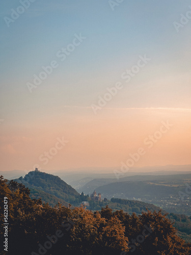 Burg Drachenfels in der Abenddämmerung