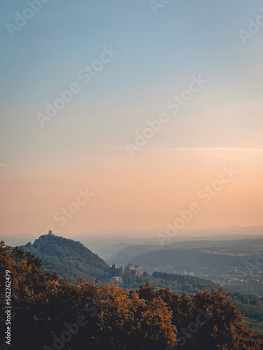 Burg Drachenfels in der Abenddämmerung © florianfreihof