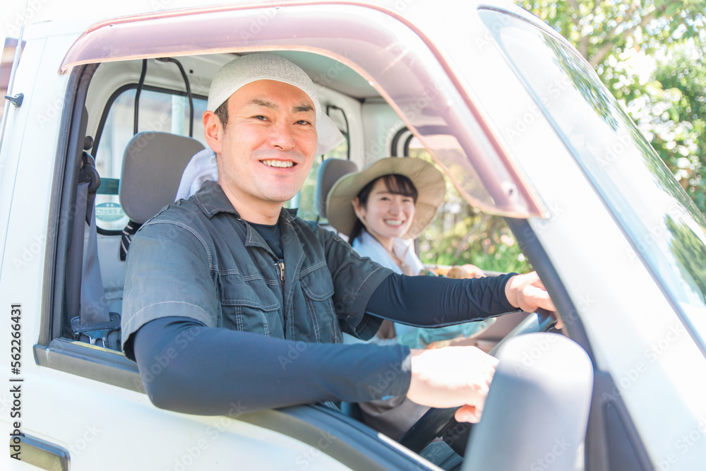 軽トラに乗った農家の夫婦(農業・田舎暮らし・農業体験・移住) 軽トラに乗った農家の夫婦(農業・田舎暮らし・農業体験・移住)