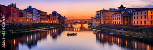 Canvas Print Famous Ponte Vecchio bridge on the river Arno River at sunset, Florence, Italy