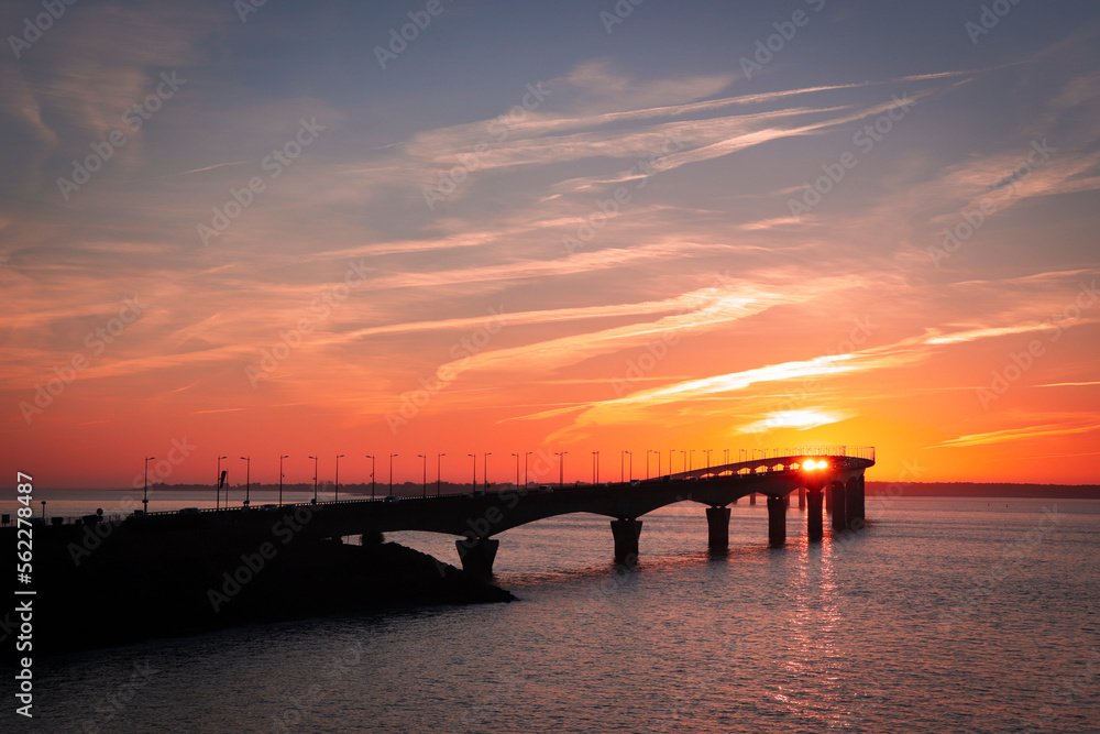 Charente-Maritime - La Rochelle - Coucher de soleil sur le Pont de l'ile de Ré Charente-Maritime - La Rochelle - Coucher de soleil sur le Pont de l'ile de Ré