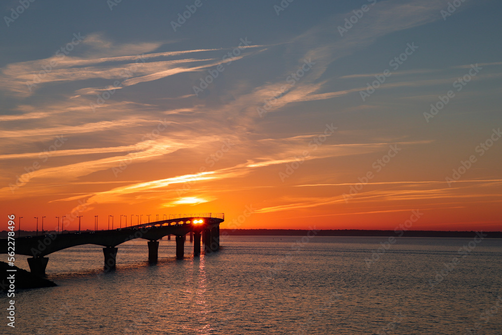 Charente-Maritime - Coucher de soleil sur le Pont de l'ile de Ré à La Rochelle Charente-Maritime - Coucher de soleil sur le Pont de l'ile de Ré à La Rochelle