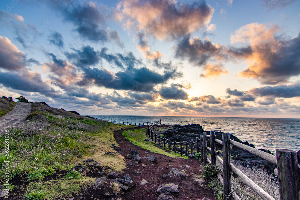 Fototapeta premium 섭지코지의 새벽 산책