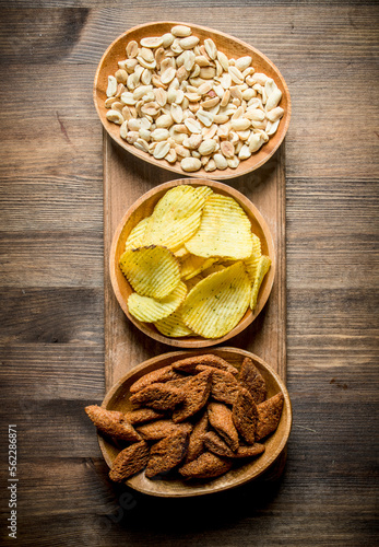 Peanuts, chips and crumbs in the bowls.
