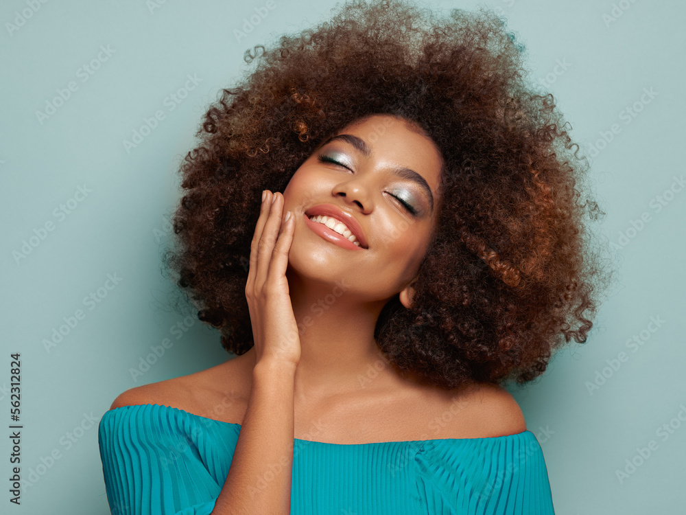 Obraz premium Beauty portrait of African American girl with afro hair. Beautiful black woman. Cosmetics, makeup and fashion