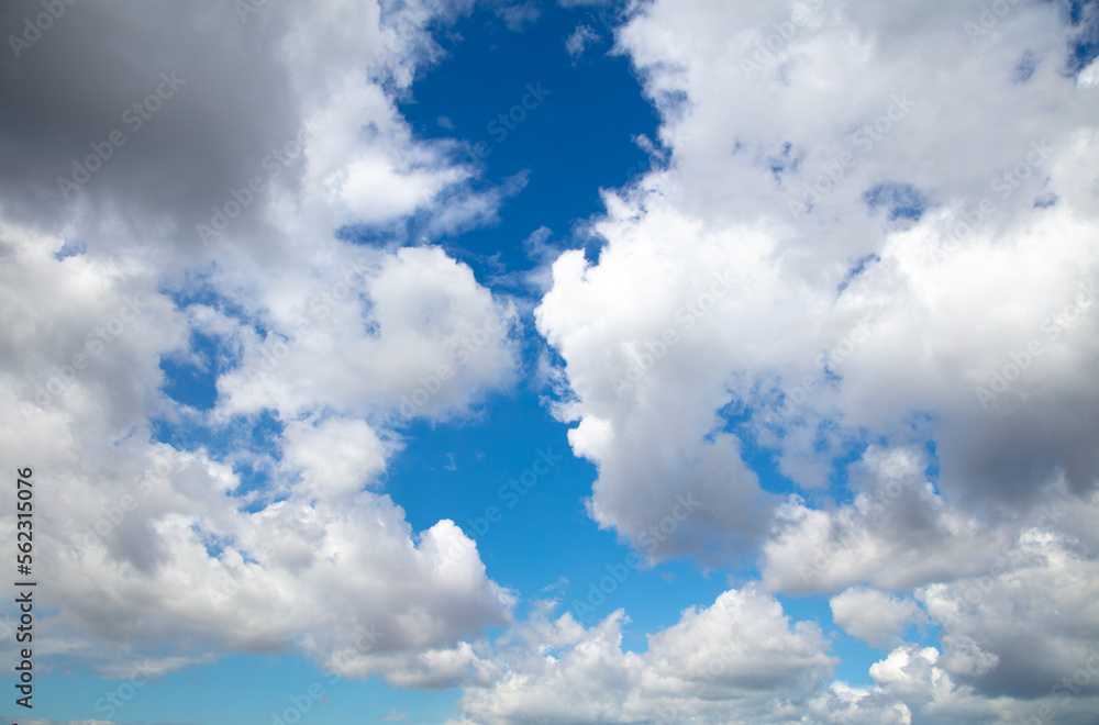 Obraz premium White clouds on the blue sky