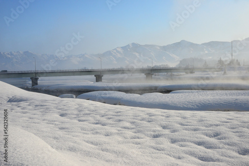 雪国魚沼の冬の朝霧風景