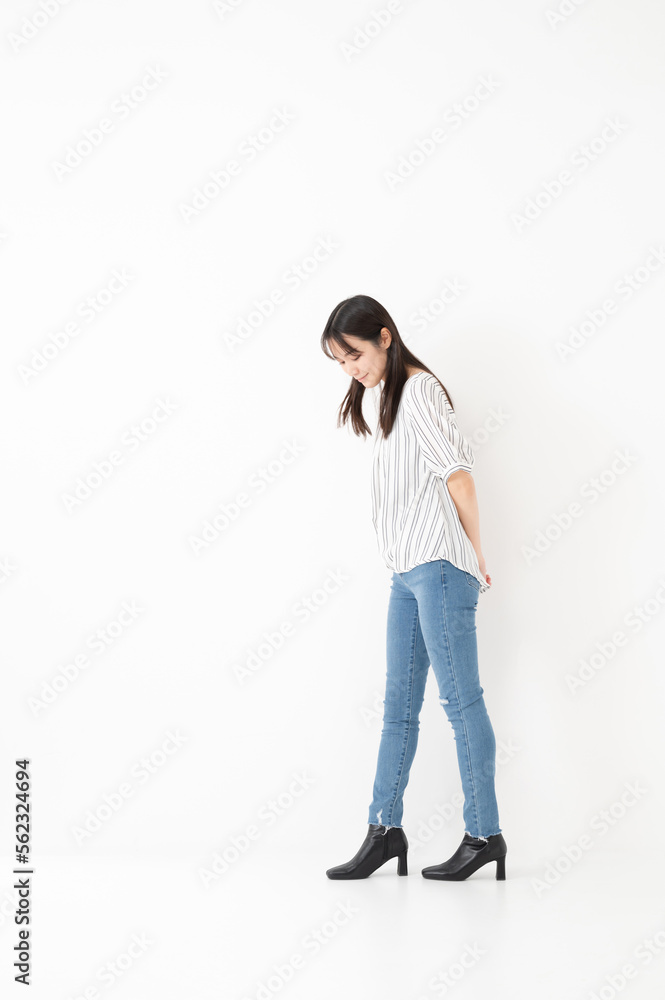 考えている女性 全身ポートレート 考えている女性 全身ポートレート