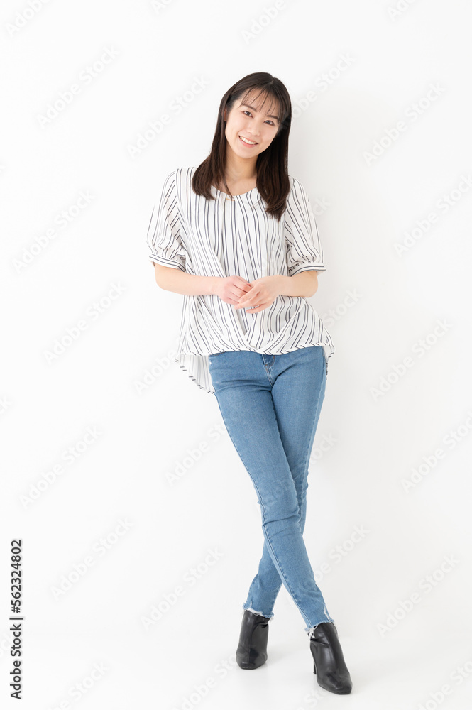 女性ポートレート 笑顔 全身 ポーズ Stock 写真 | Adobe Stock