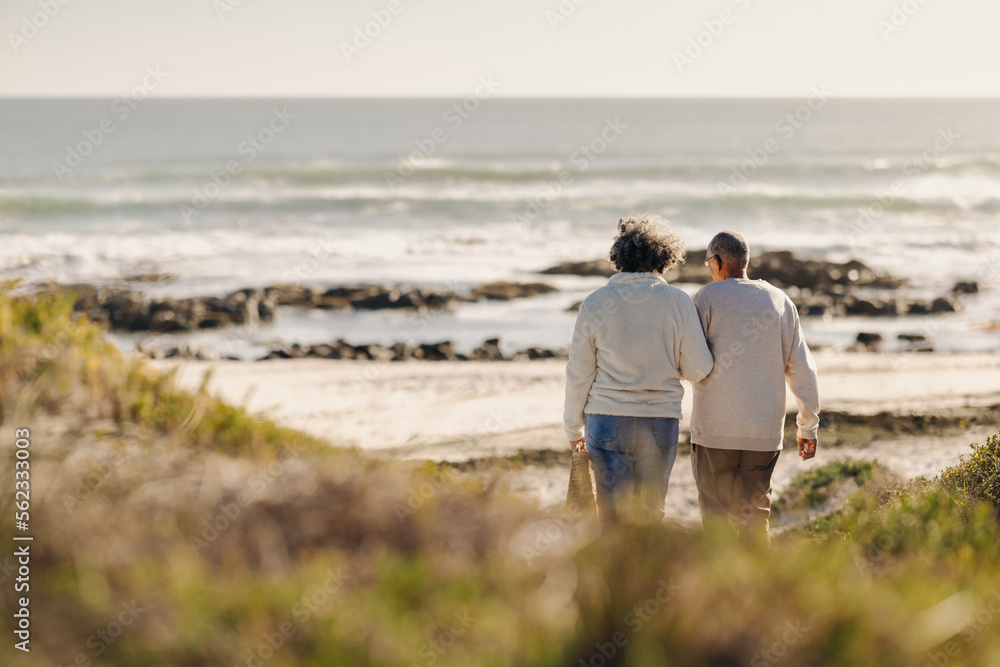 Elderly couple going to the beach for a picnic