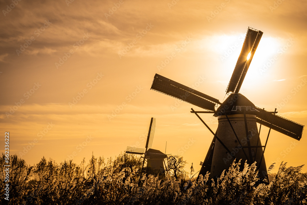 Φωτογραφία sunset silhouette of iconic windmills in Kinderdijk Netherlands