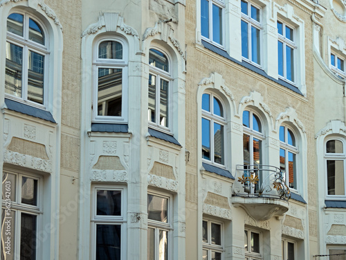 Detailaufnahme von Fassaden historischer Gebäude in der Altstadt von Flensburg, Deutschland