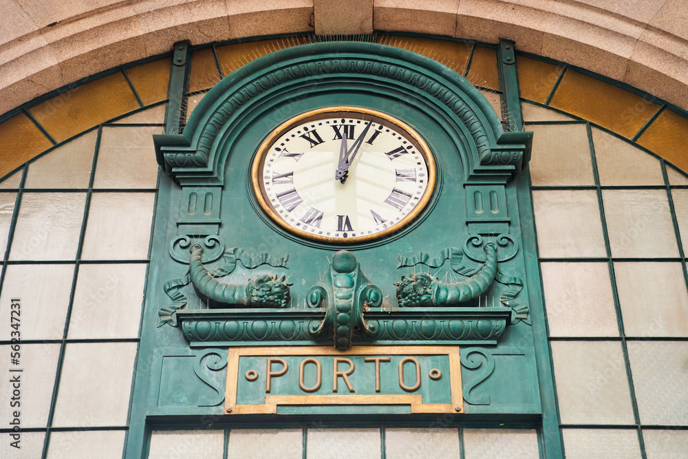 Fototapeta premium Porto, Portugal - 25.12.2022: Vintage station clock in Sao Bento Train Station, famous for its azulejo tiled walls. High quality photo