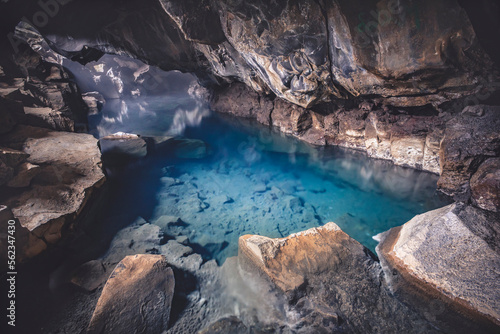 Foto Grjótagjá, una grotta suggestiva Islandese con al suo interno una pozza di acqua termale