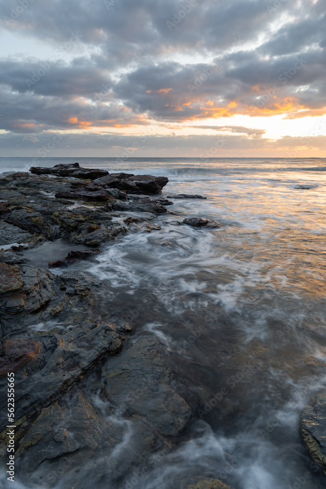 Obraz premium Sunrise view of the rocky coastline.