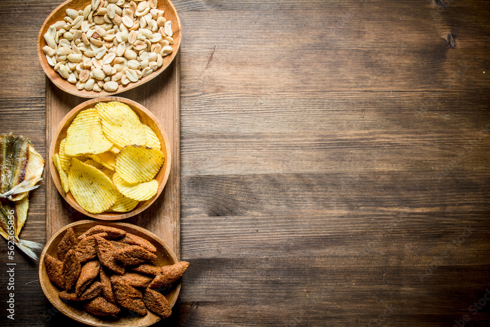 Peanuts, chips and crumbs in the bowls. Peanuts, chips and crumbs in the bowls.