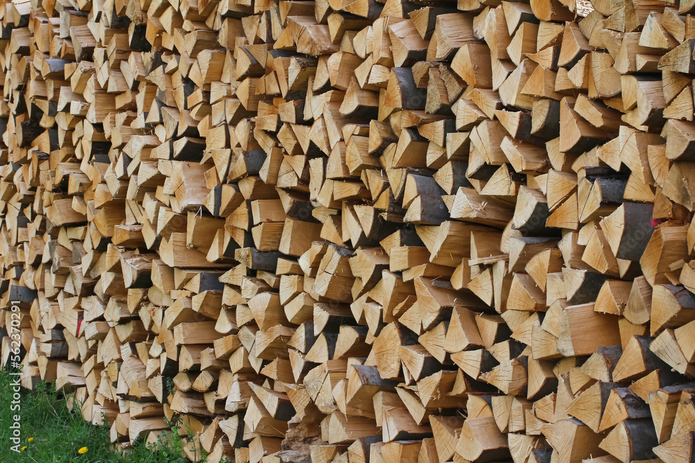 Holzstapel mit Kaminholz, Feuerholz Holzstapel mit Kaminholz, Feuerholz