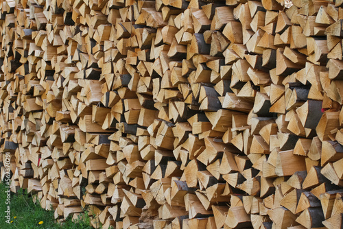 Holzstapel mit Kaminholz  Feuerholz