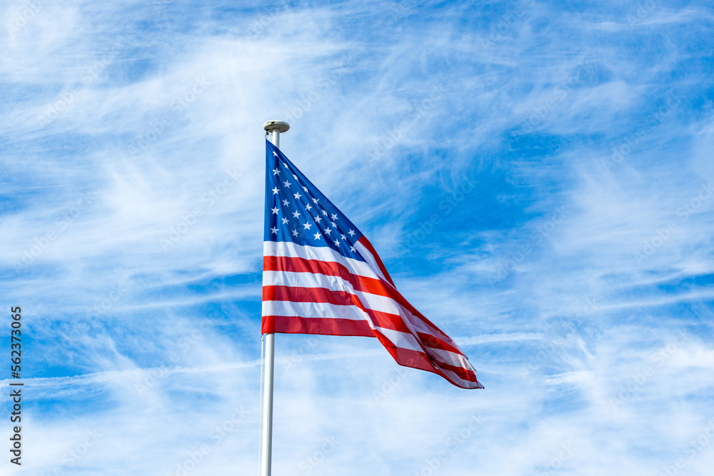 drapeau américain sous un ciel bleu drapeau américain sous un ciel bleu